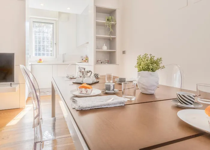 Lux Near Policlinico Apartment